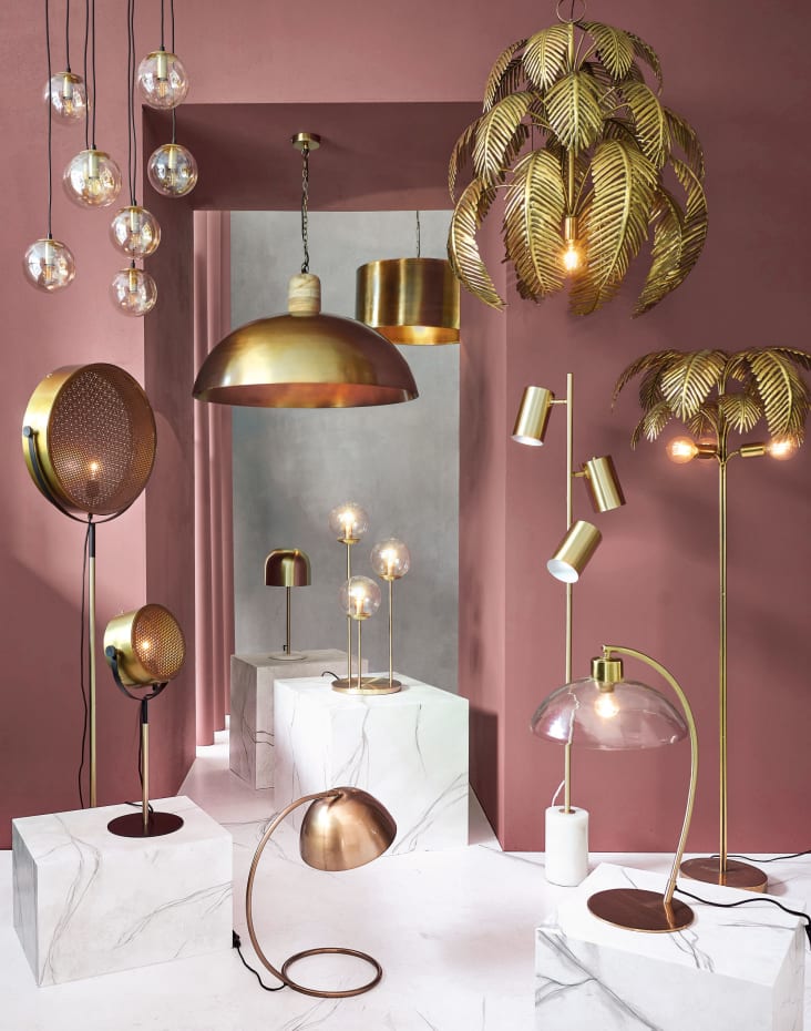 PALLANCA - Lampada a sospensione in metallo dorato con 8 globi in vetro ambrato