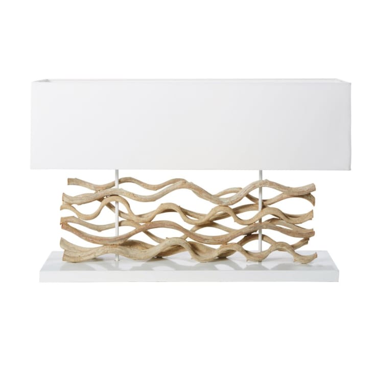 Lampe aus Treibholz mit weißem Lampenschirm