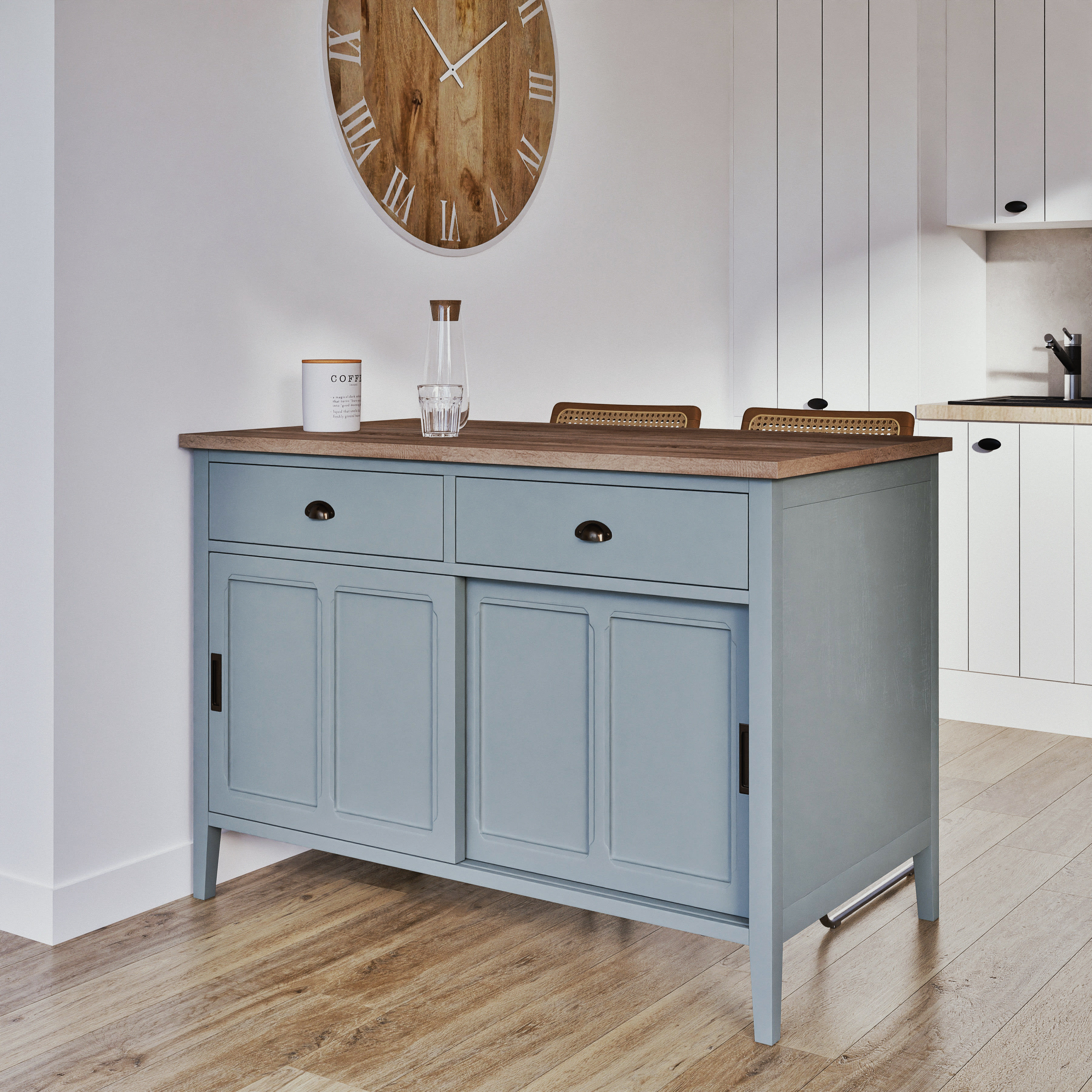 En alliant bois brut et bois peint dans un vert de gris plein de charme, l’îlot central BEAUMONT apportera une touche pleine de charme dans votre cuisine tout en vous offrant un plan de travail supplémentaire, et un endroit autour duquel vous aurez plaisir à vous retrouver, en famille ou entre amis ! Ce meuble imaginé par les stylistes de Maisons du Monde avec 2 portes coulissantes et 2 tiroirs vous offrira beaucoup de rangement, on n’en a jamais trop dans une cuisine