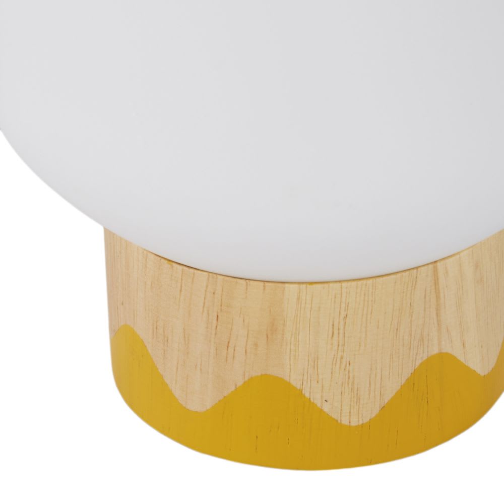 Lampada da tavolo in legno di hevea giallo senape e beige con globo in  vetro opaco MINI JUNGLE