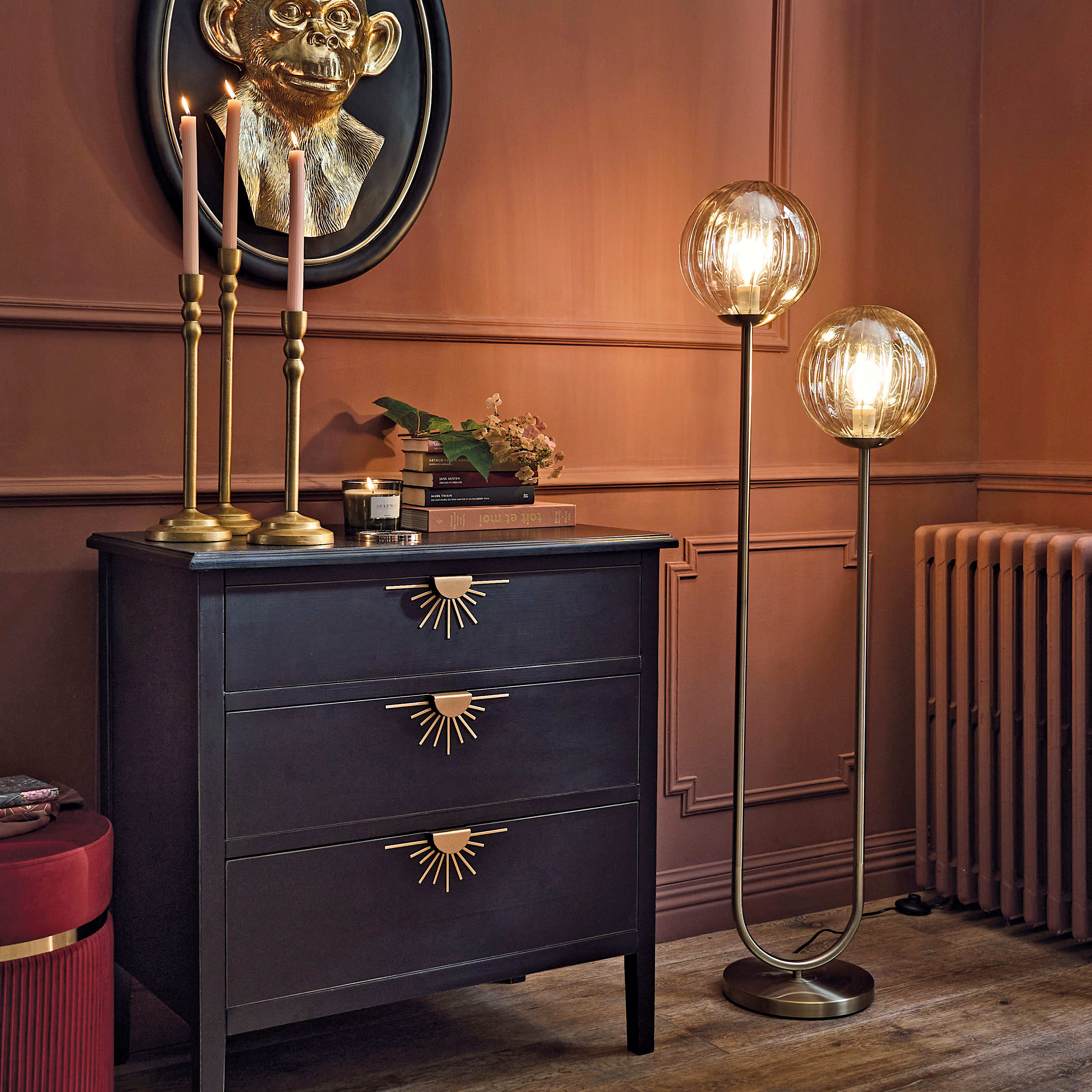 Stehlampe aus goldfarbenem Metall mit 2 Kugelschirmen aus bernsteinfarbenem  Glas, H135cm | Maisons du Monde