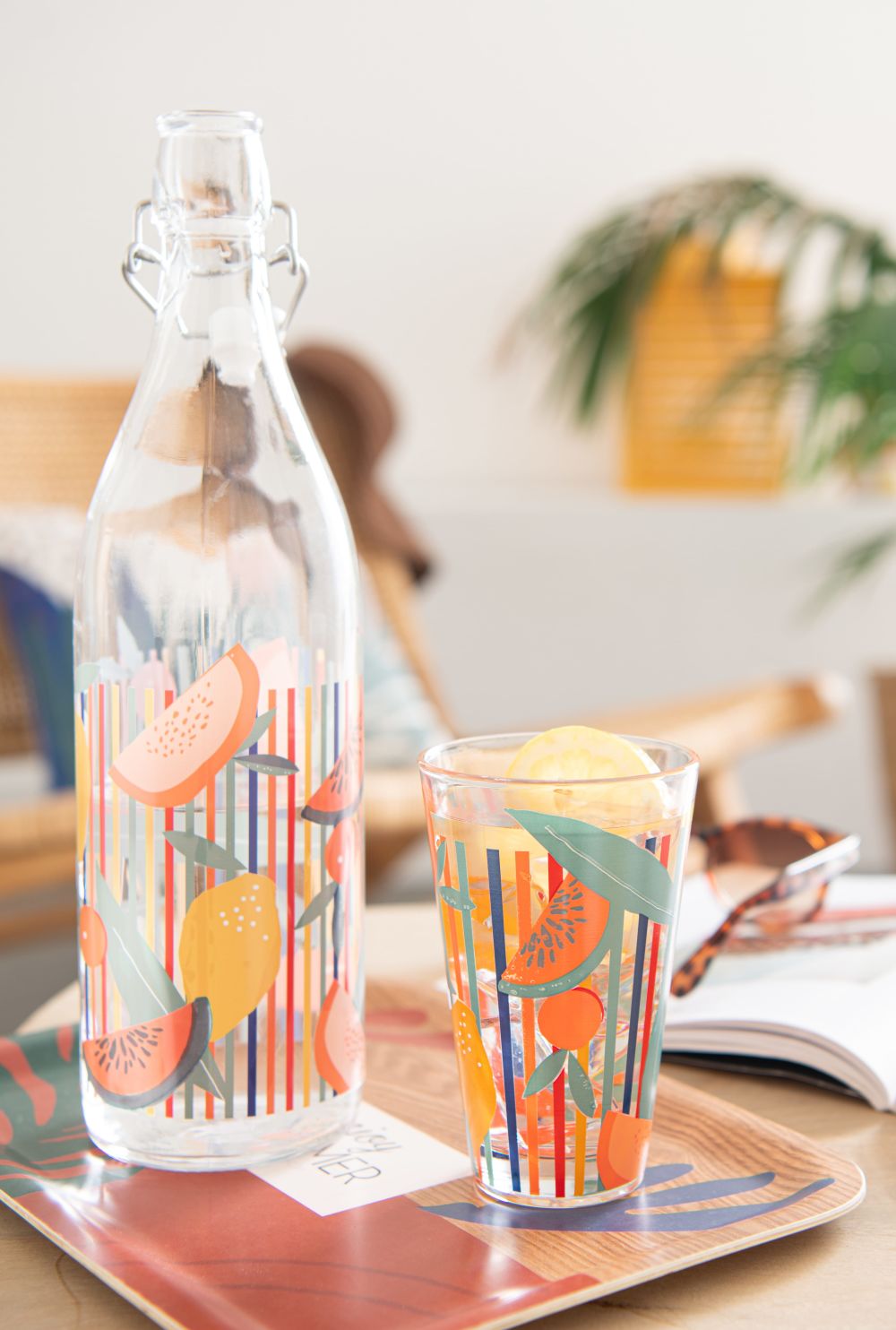 Bouteille en verre motifs à rayures et fruits multicolores 1L (photo) Bouteille en verre motifs à rayures et fruits multicolores 1L