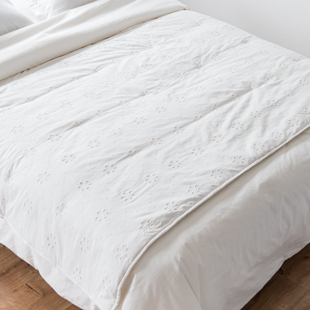 Boutis en coton blanc brodé motif floral 100x200 (photo) Boutis en coton blanc brodé motif floral 100x200