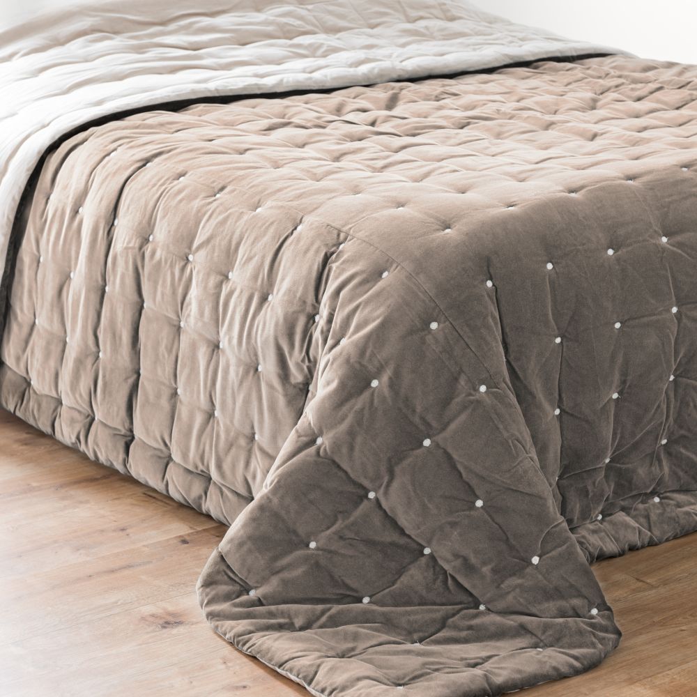 Boutis en velours piqué taupe 240x260 Boutis en velours piqué taupe 240x260