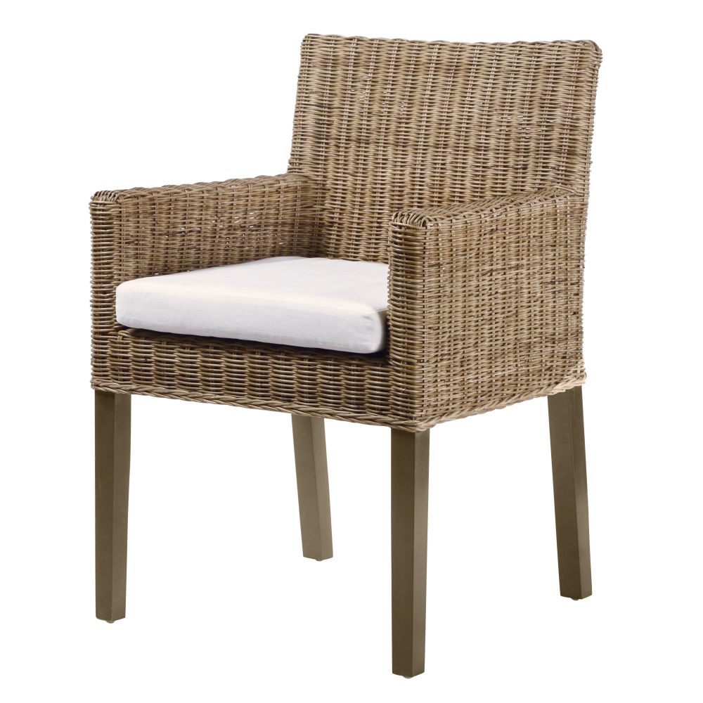 Chaise avec accoudoirs en rotin et pin Chaise avec accoudoirs en rotin et pin