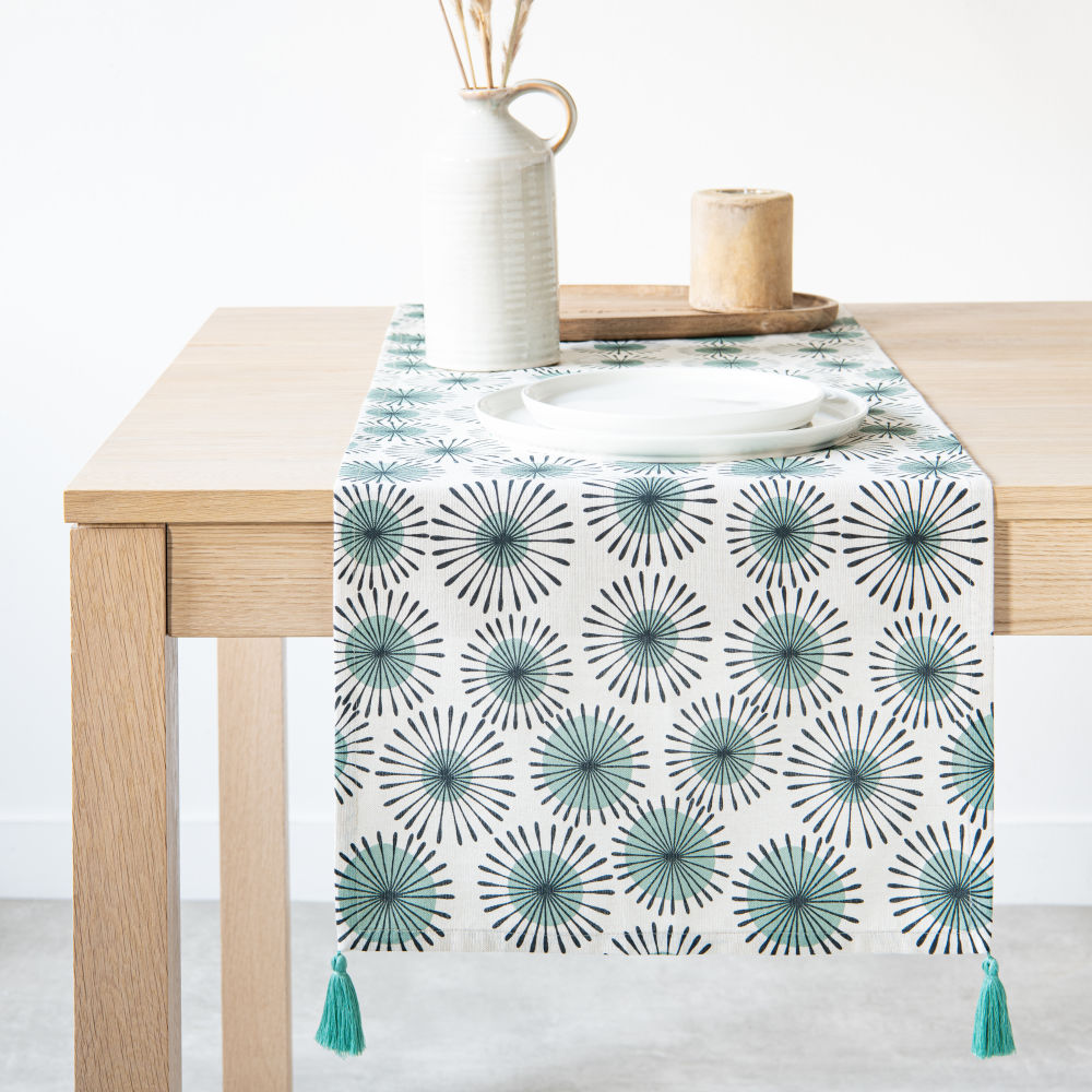 Chemin de table en coton à motifs et pompons 40x150 (photo) Chemin de table en coton à motifs et pompons 40x150