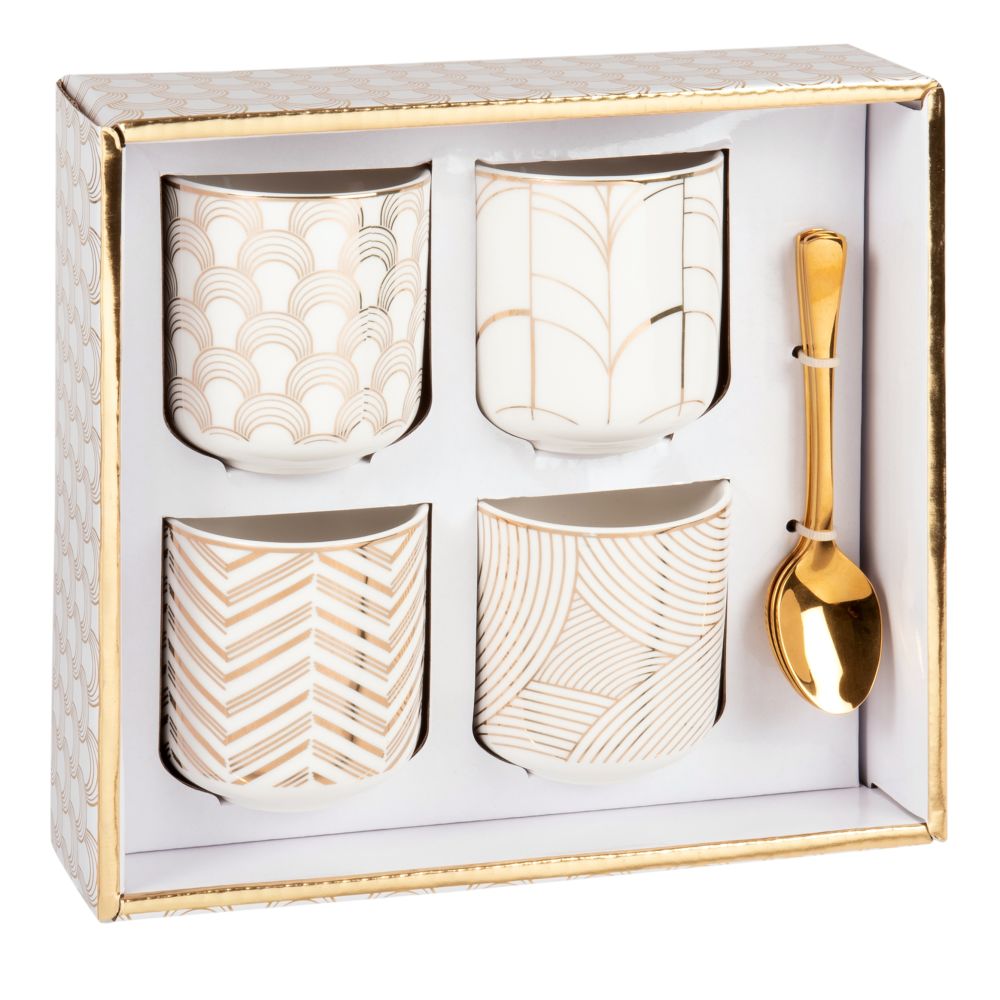 Coffret tasses en porcelaine blanche motifs graphiques (x4) et cuillères en métal doré Coffret tasses en porcelaine blanche motifs graphiques (x4) et cuillères en métal doré