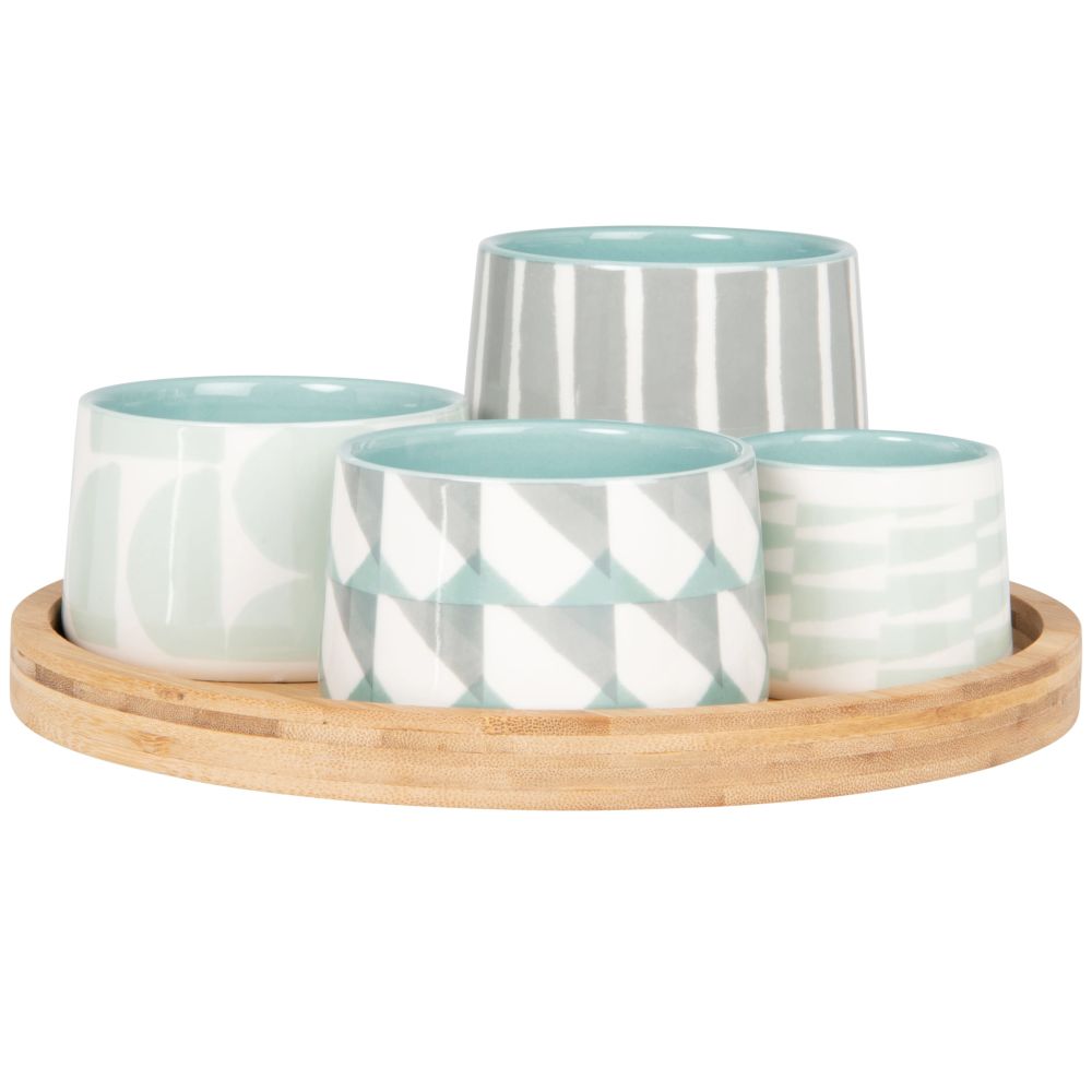 Coupelles apéritives en grès motifs graphiques bleus et gris (x4) et plateau en bambou (photo) Coupelles apéritives en grès motifs graphiques bleus et gris (x4) et plateau en bambou