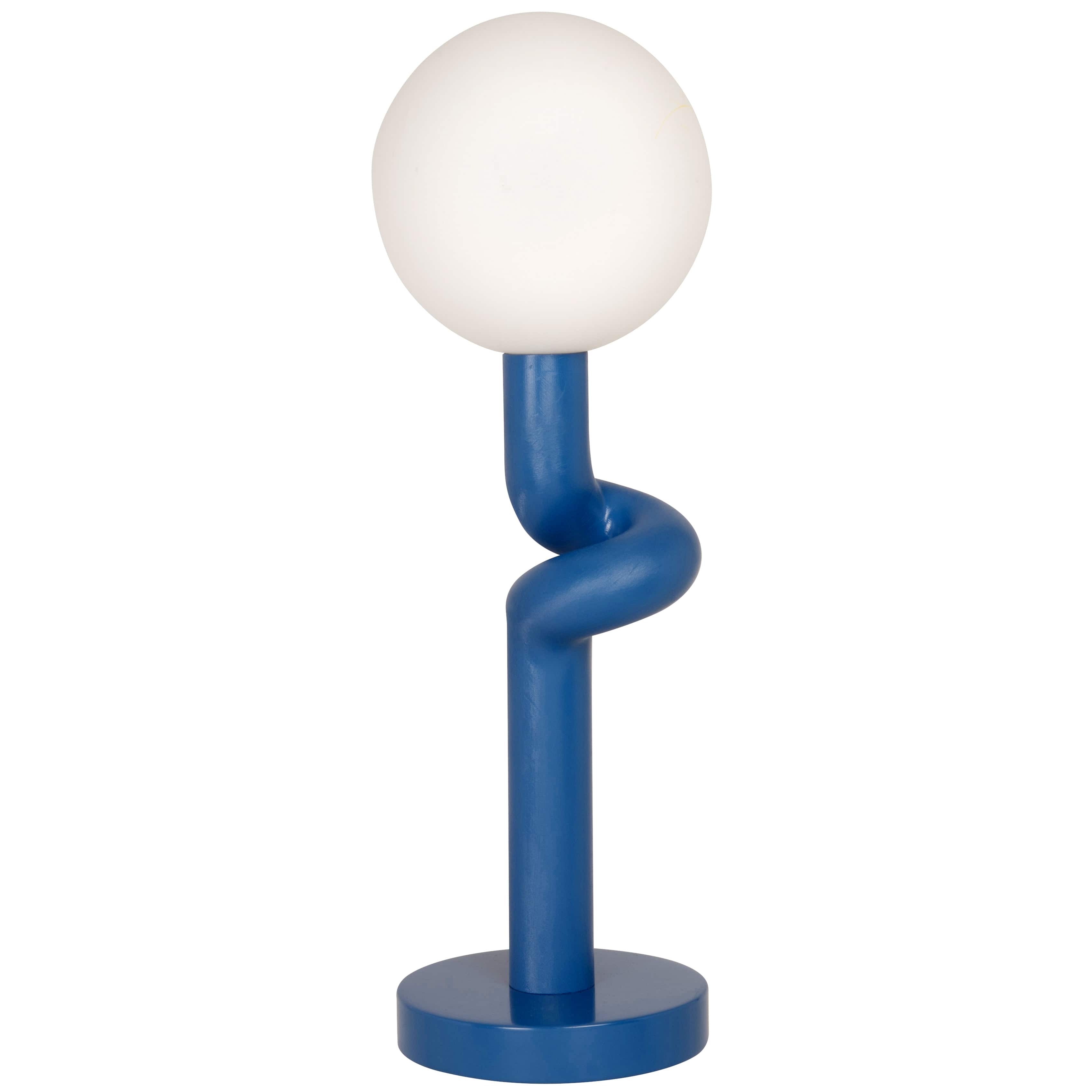 lampe torsadée bleue et globe en verre blanc opaque