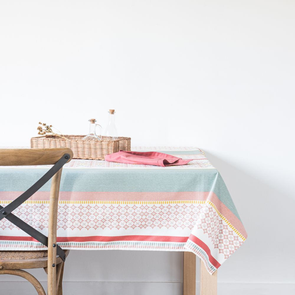 Nappe enduite en coton vert, rose, rouge et blanc à motifs 150x250 (photo) Nappe enduite en coton vert, rose, rouge et blanc à motifs 150x250