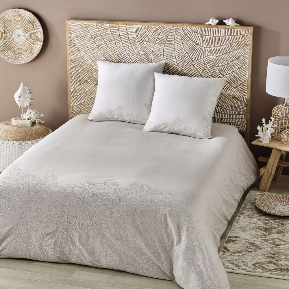 Parure de lit en coton beige motifs brodés blancs 220x240 Parure de lit en coton beige motifs brodés blancs 220x240