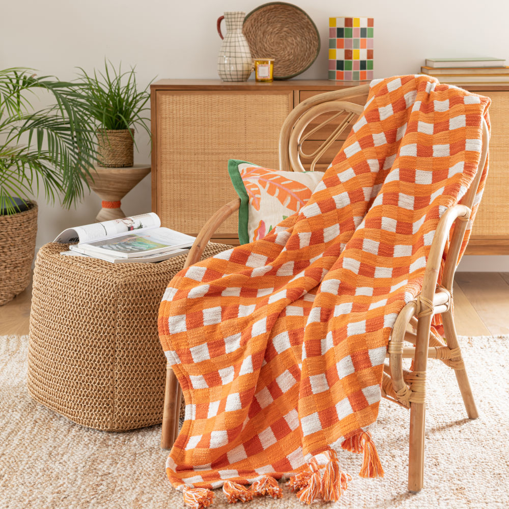 Plaid en coton recyclé tissé jacquard à pompons motifs damiers multicolores 130x170 Plaid en coton recyclé tissé jacquard à pompons motifs damiers multicolores 130x170