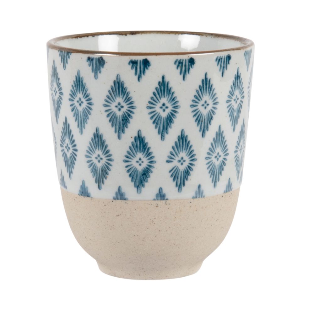 Tasse en faïence beige motifs losanges bleus Tasse en faïence beige motifs losanges bleus