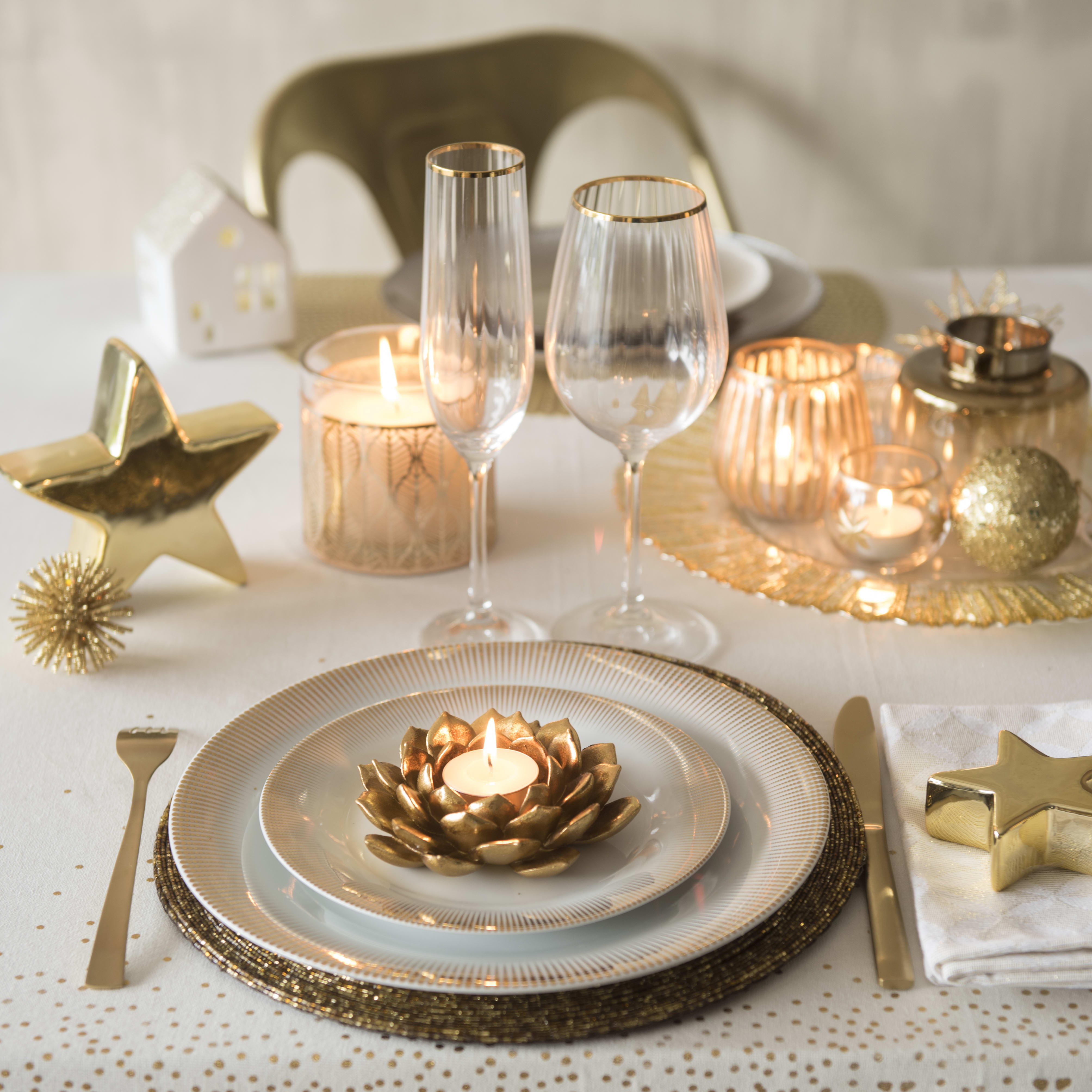 Le dorée peut mettre en valeur votre table de Noël.
