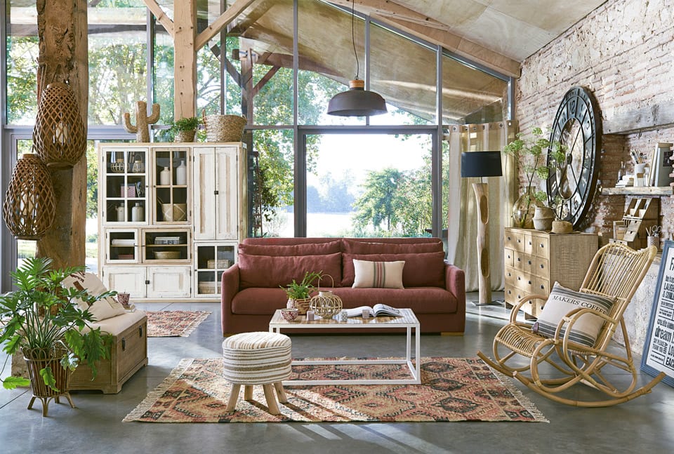 Decoración del salón con un sofá rojo | Maisons du Monde