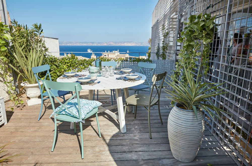 Terrasse avec table de jardin