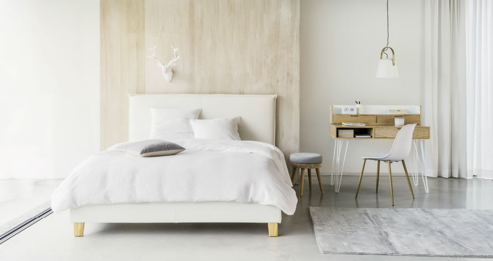 Camera da letto romantica con accessori su vassoio in legno, idee ispirate  ai fiori