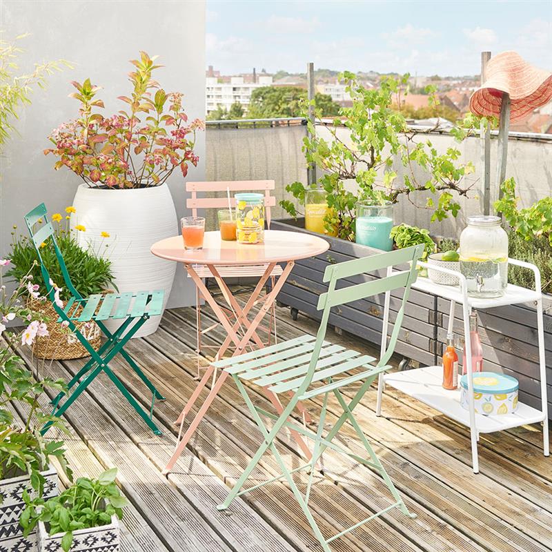 Petite terrasse avec table et chaises de jardin