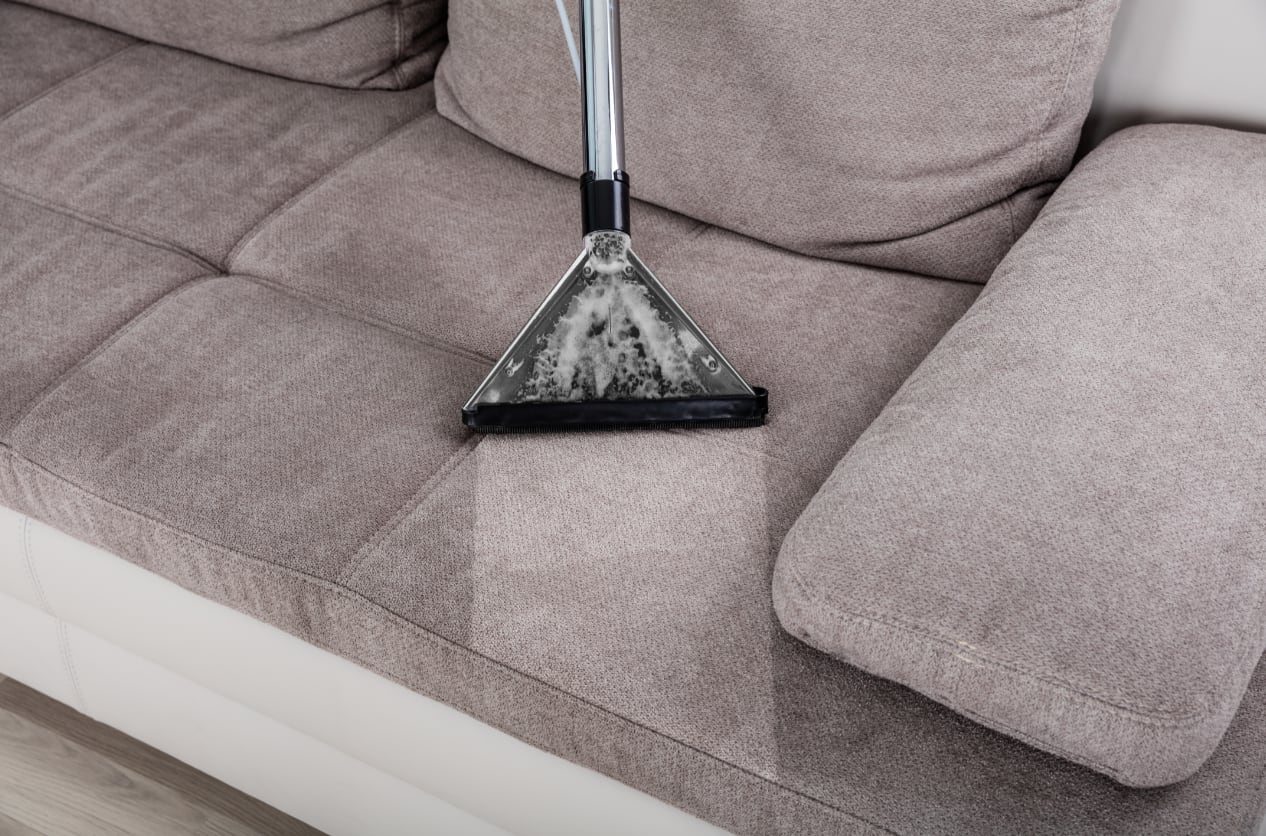 Nettoyer un canapé en tissu avec un nettoyeur vapeur