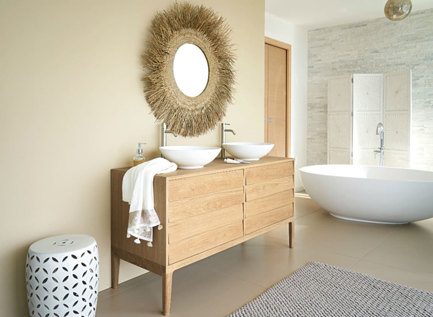 Un meuble vasque de salle de bains familial, avec table à langer intégrée 