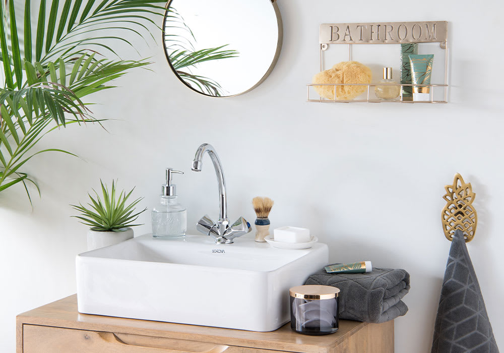 Un meuble vasque suspendu fait gagner de l'espace à une petite salle de bains