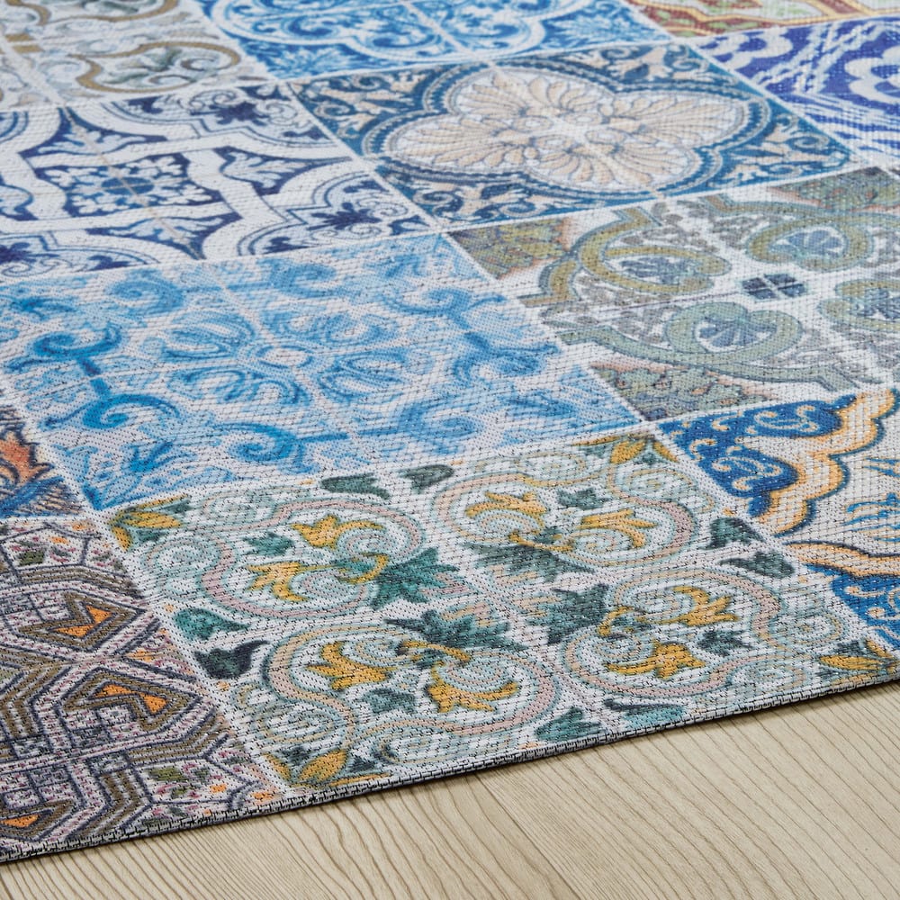 Alfombra de tela con motivos de azulejos de cemento multicolores