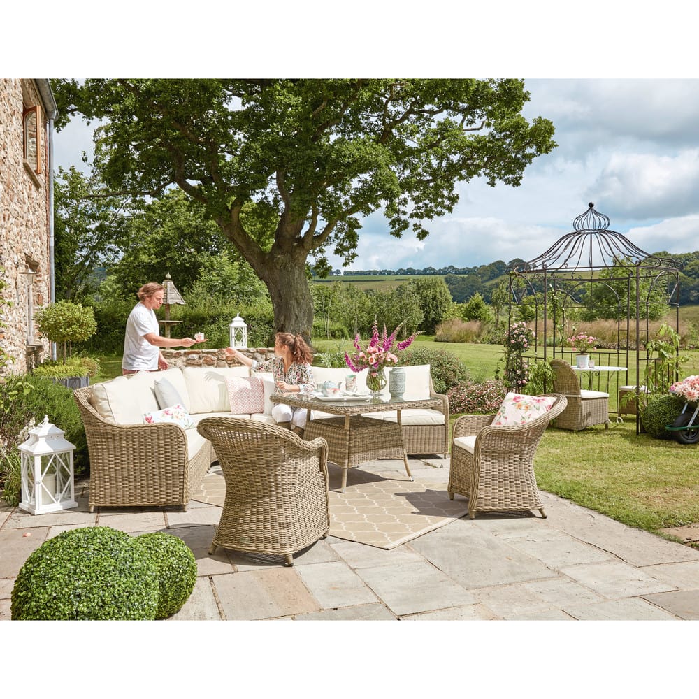 Gartenstuhl aus geflochtenem Kunstharz mit naturweißem Kissen St