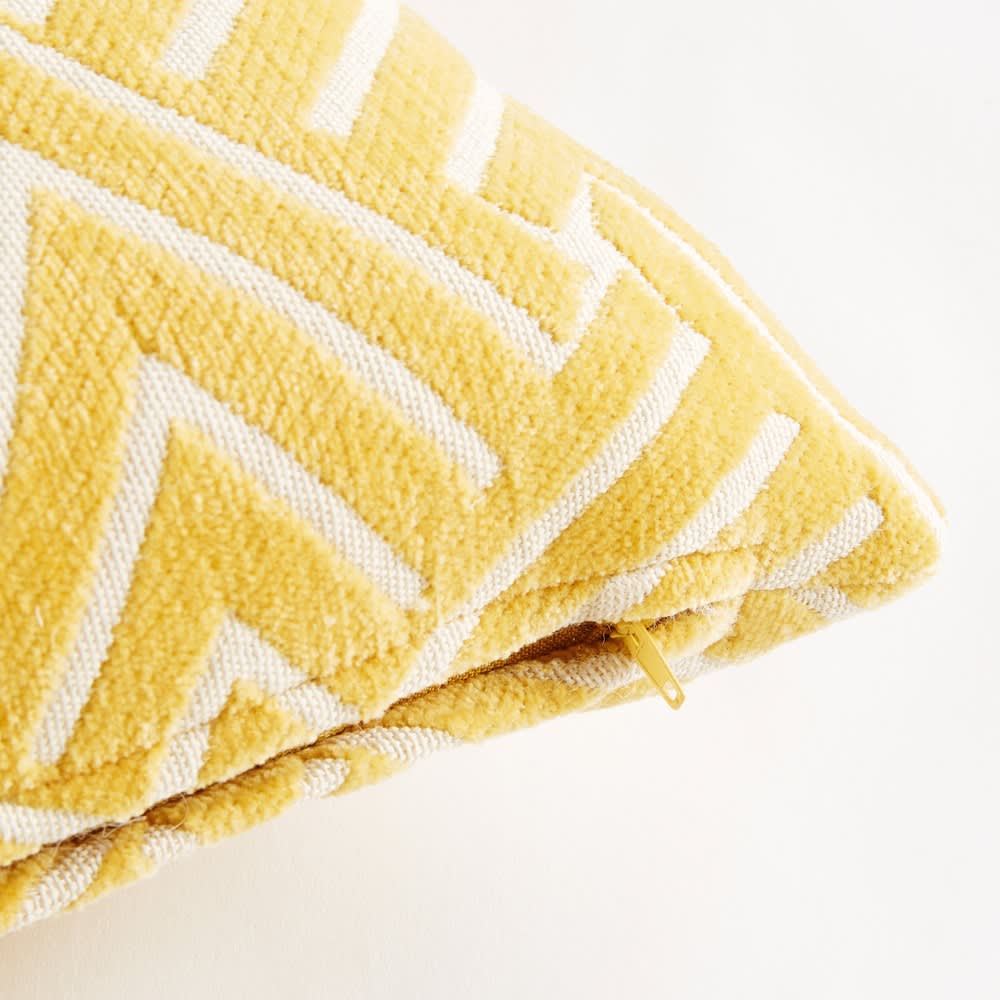 Gelbes Kissen mit weißen grafischen Motiven 45x45 | Maisons du Monde