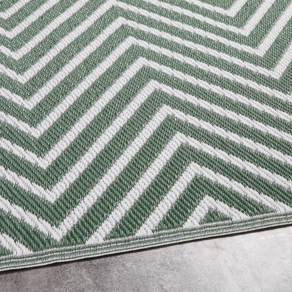 Green Outdoor Carpet with White Graphic Motifs 180x270 Maisons du Monde
