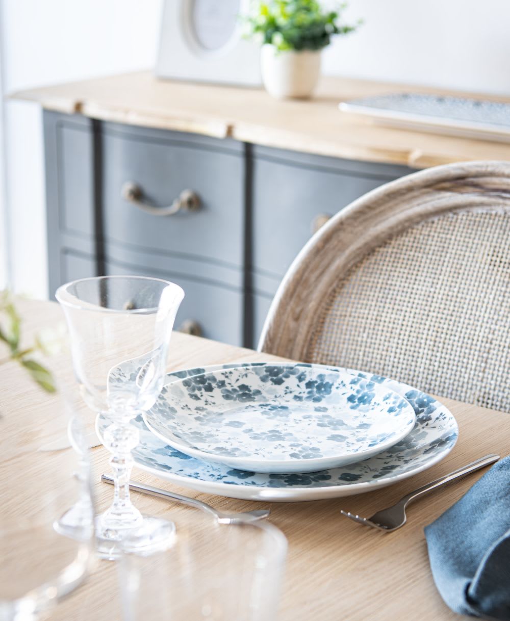 Plato llano de porcelana blanca y azul con motivos de flores Philippine