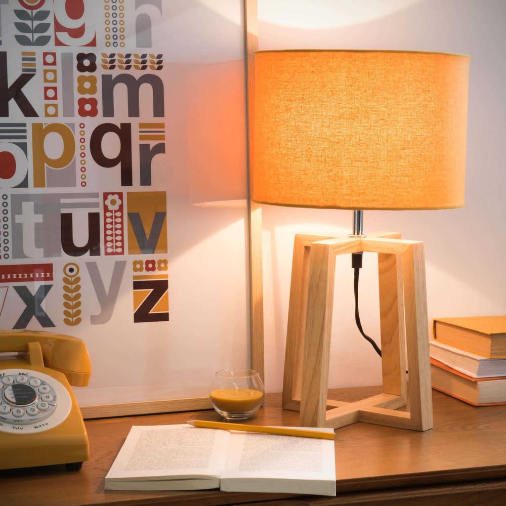 Lampada in legno di hevea con paralume giallo senape Hedmark
