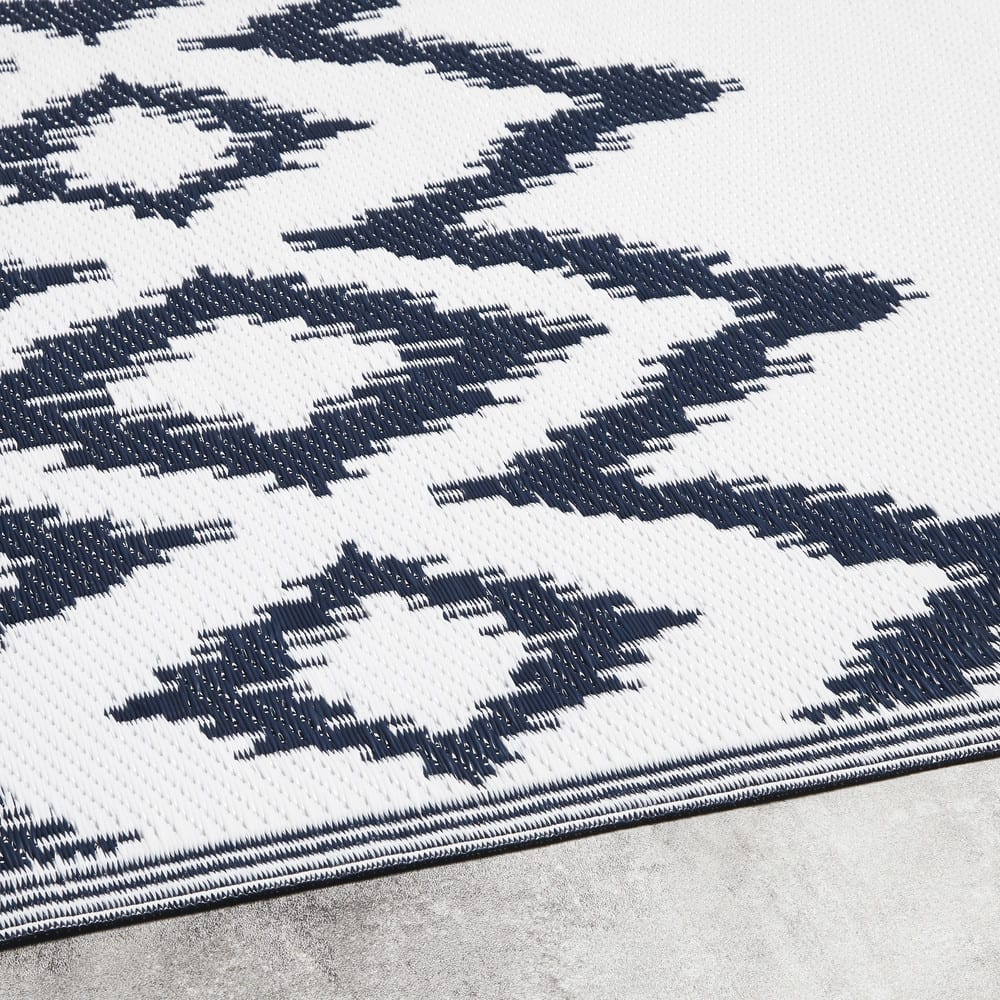 White Outdoor Carpet with Black Graphic Motifs 180x270 Maisons du Monde