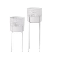 2 porte-plantes en métal blanc ajouré 2 porte-plantes en métal blanc ajouré