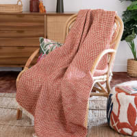 Aus Baumwolle gewebte Decke in Terrakotta und Ecru, 130x130cm