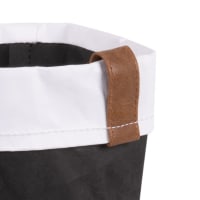 Cesta para el pan de papel negro y blanco