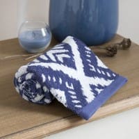 Handtuch aus blauer Baumwolle mit grafischen Motiven 30x50 Handtuch aus blauer Baumwolle mit grafischen Motiven 30x50