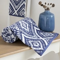 Handtuch aus blauer Baumwolle mit grafischen Motiven 50x100 Handtuch aus blauer Baumwolle mit grafischen Motiven 50x100