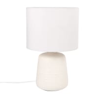 Lampe aus weißer Keramik mit Lampenschirm aus grauer Baumwolle