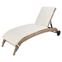 Ligstoel van wicker met ecrukleurig kussen Ligstoel van wicker met ecrukleurig kussen