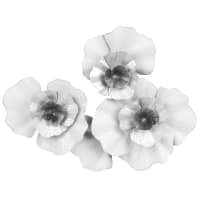 Wanddeko mit 3 Blumen aus Metall, weiß und silberfarben 70x57