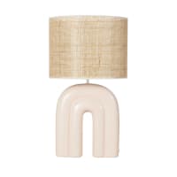 AMALYN - Witte lamp van uitgesneden keramiek met lampenkap van gevlochten raffia