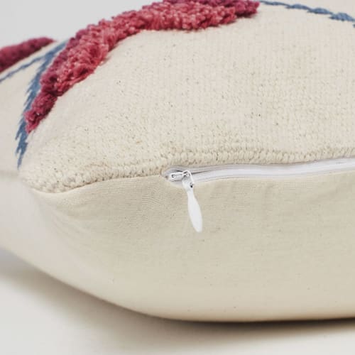 Baumwollkissen, ecru mit getufteten Motiven in rosa und blau 45x45