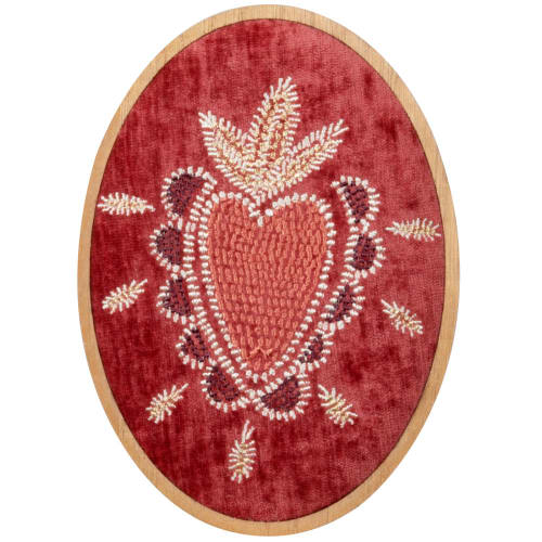 Decoración de pared de terciopelo rojo con corazón bordado