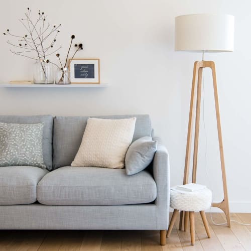 Dreifuß Stehlampe aus Eichenholz mit weißem Lampenschirm H145 | Maisons du Monde Dreifuß Stehlampe aus Eichenholz mit weißem Lampenschirm H145 | Maisons du Monde