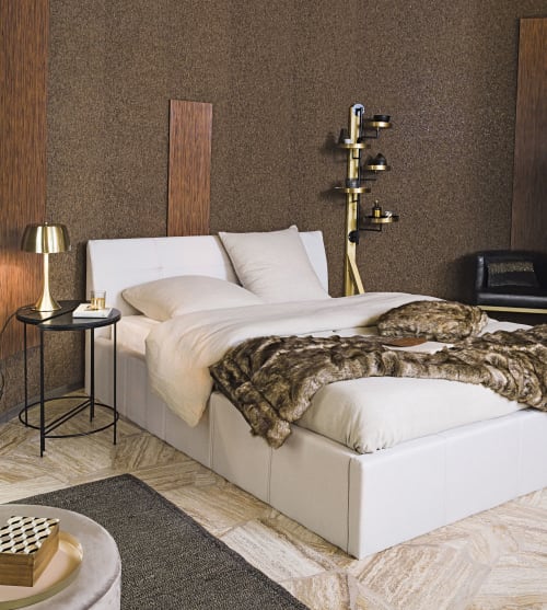 Fauteuil En Cuir Noir Pieds En Metal Coloris Laiton Requiem Maisons Du Monde