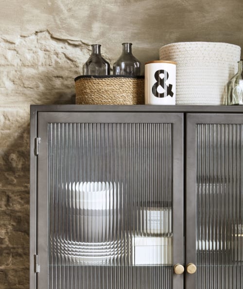 Geschirrschrank mit 2 Türen und 8 Schubladen aus Metall und gewelltem