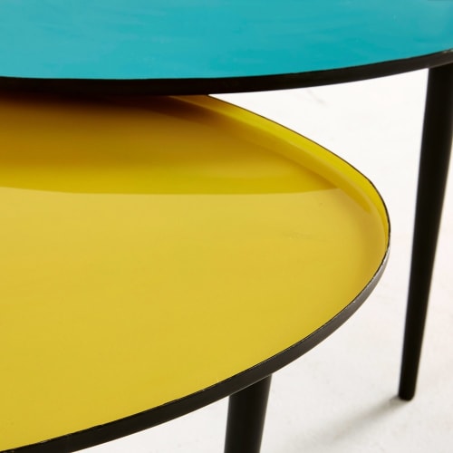 Vluchtig Woud Weggegooid In elkaar te schuiven lage tafeltjes van geel en blauw gelakt metaal Galet  | Maisons du Monde