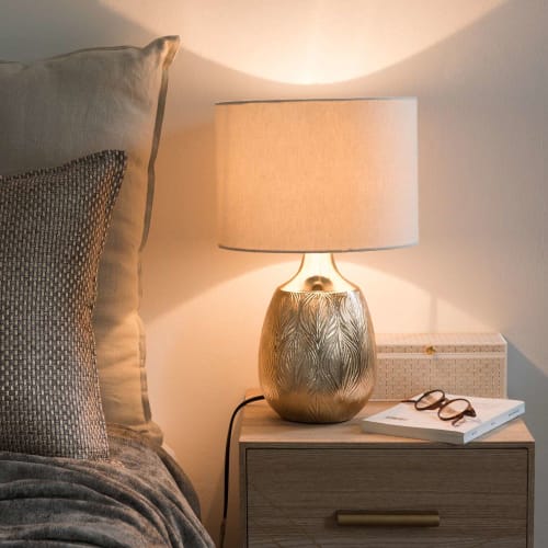 Lampada in ceramica dorata con foglie impresse e paralume écru | Maisons du Monde Lampada in ceramica dorata con foglie impresse e paralume écru | Maisons du Monde