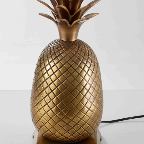 Lampe ananas en métal doré et coton rose Lampe ananas en métal doré et coton rose