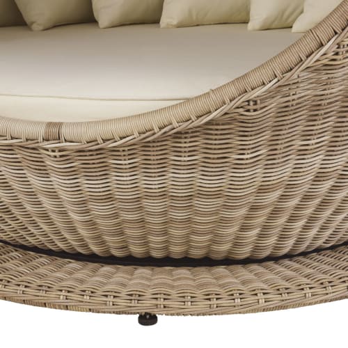 Lit De Jardin Rond En Resine Tressee Et Coussins Ecrus Sardaigne Maisons Du Monde